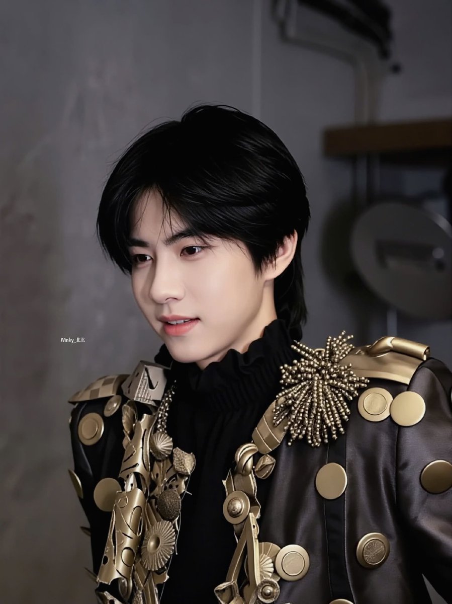 bunloli's tweet photo. A masterclass in refined style as Liu Xuan Cheng honors the runway occasion in custom Ronald van der Kemp.

#LiuXuanChengPFW #LiuXuanChengHCW27 #LiuXuanChengxRonaldVanDerKemp https://t.co/qYLR0SOYxY