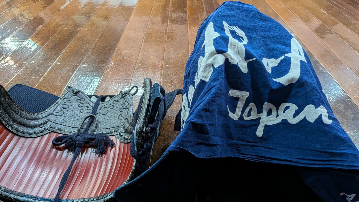 CHOpi1016's tweet photo. うちの道場はエアコンが無いので開けっ放しの為、面を付けようとしたら黄金虫が飛んできてびっくり😅
今日は基本稽古、地稽古の後、五行之形をご指導頂いた。

お疲れ様でした。

2026_21回目
#剣道
#Breath_of_Bless
#fellows剣道部 https://t.co/ek8bM4CgWf