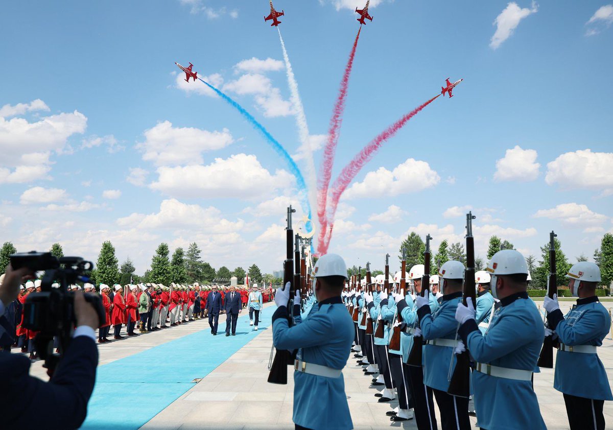 Akparti's tweet photo. Cumhurbaşkanımız Sayın Recep Tayyip Erdoğan, Ankara’da düzenlenen 36.⁠ ⁠NATO Devlet ve Hükümet Başkanları Zirvesi öncesi Türkiye'ye resmi ziyaret gerçekleştiren ABD Başkanı Donald Trump'ı, Cumhurbaşkanlığı Külliyesi’nde törenle karşıladı. #NATOsummit https://t.co/8GiGbEeTaV
