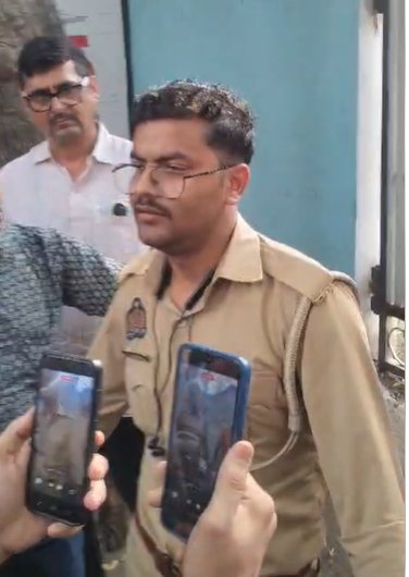 RK07334739's tweet photo. एंटीकरप्शन ने झांसी में चौकी इंचार्ज ओमकार और सिपाही शशांक त्रिपाठी को मुकदमे से नाम हटाने के एवज में ऊपरी 10 हज़ार लेते रंगे हाथों किया गिरफ्तार..!! https://t.co/arBb41FIgL