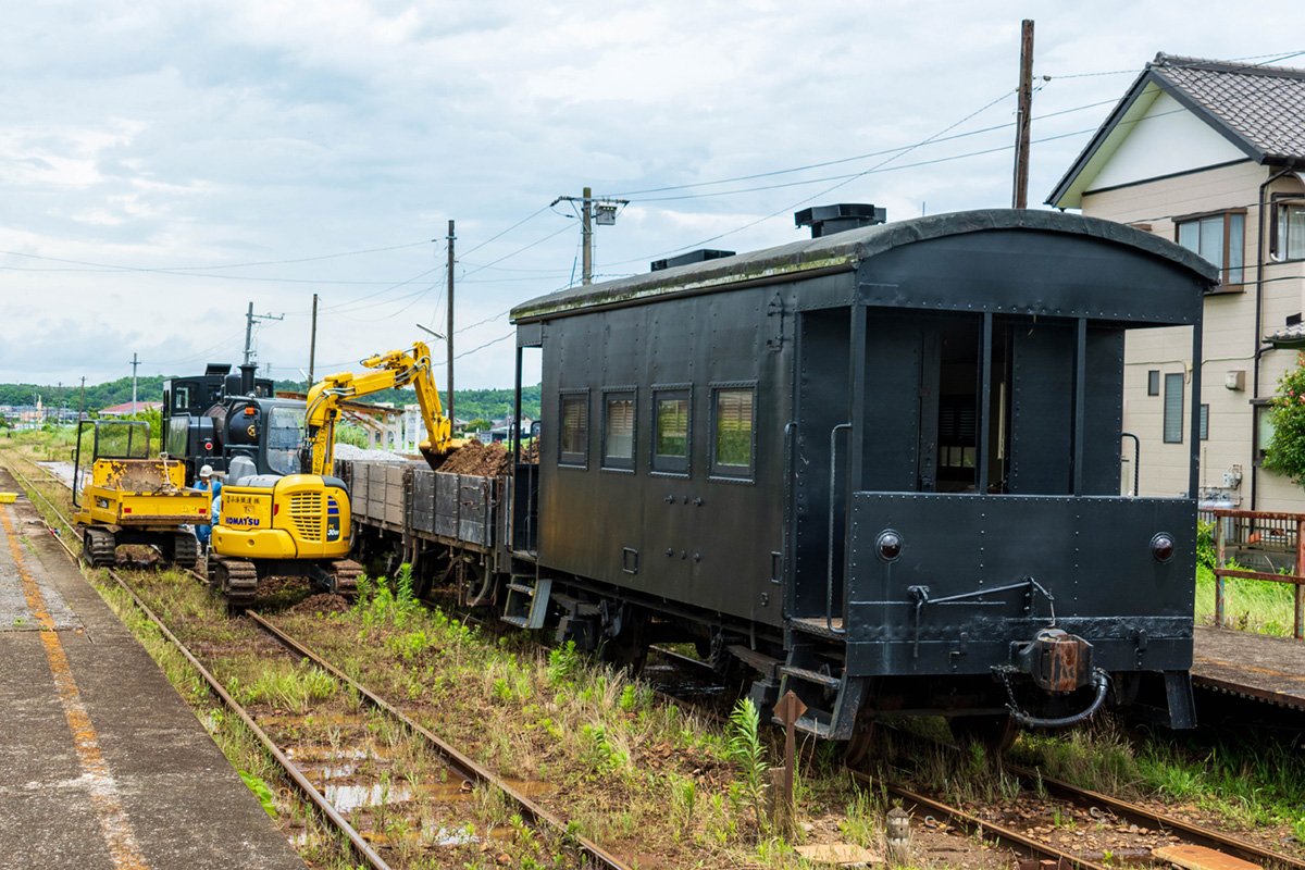 Hd1Xh's tweet photo. 2026年6月26日 小湊鐵道  
工臨 ヨ14121+トム11+トム10+チ1111+DB4 
 上総山田駅構内排水改良工事 https://t.co/rZU4kDBtK0