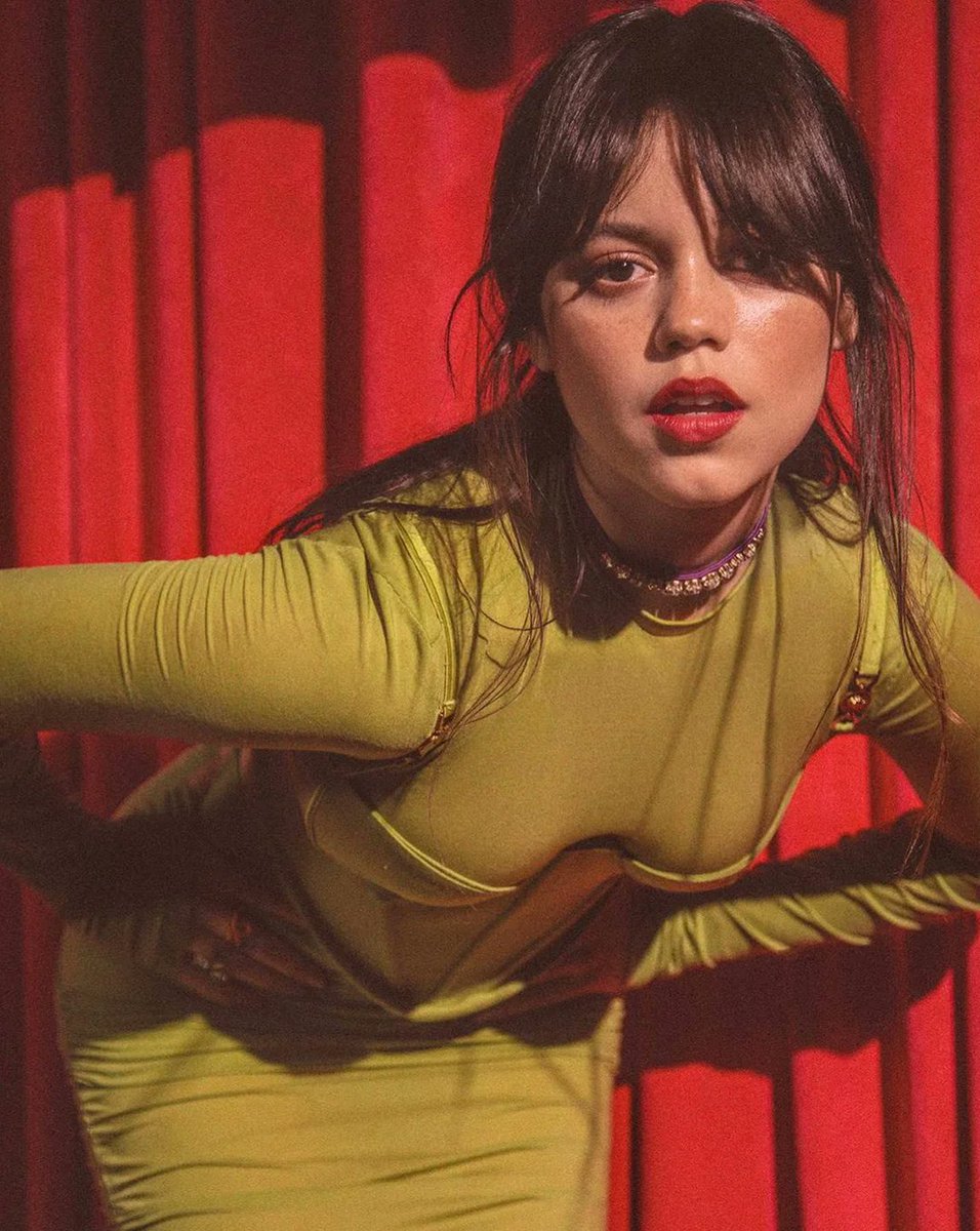 ScreenReplica's tweet photo. no words. just jenna ortega. https://t.co/9cPDDbhEga