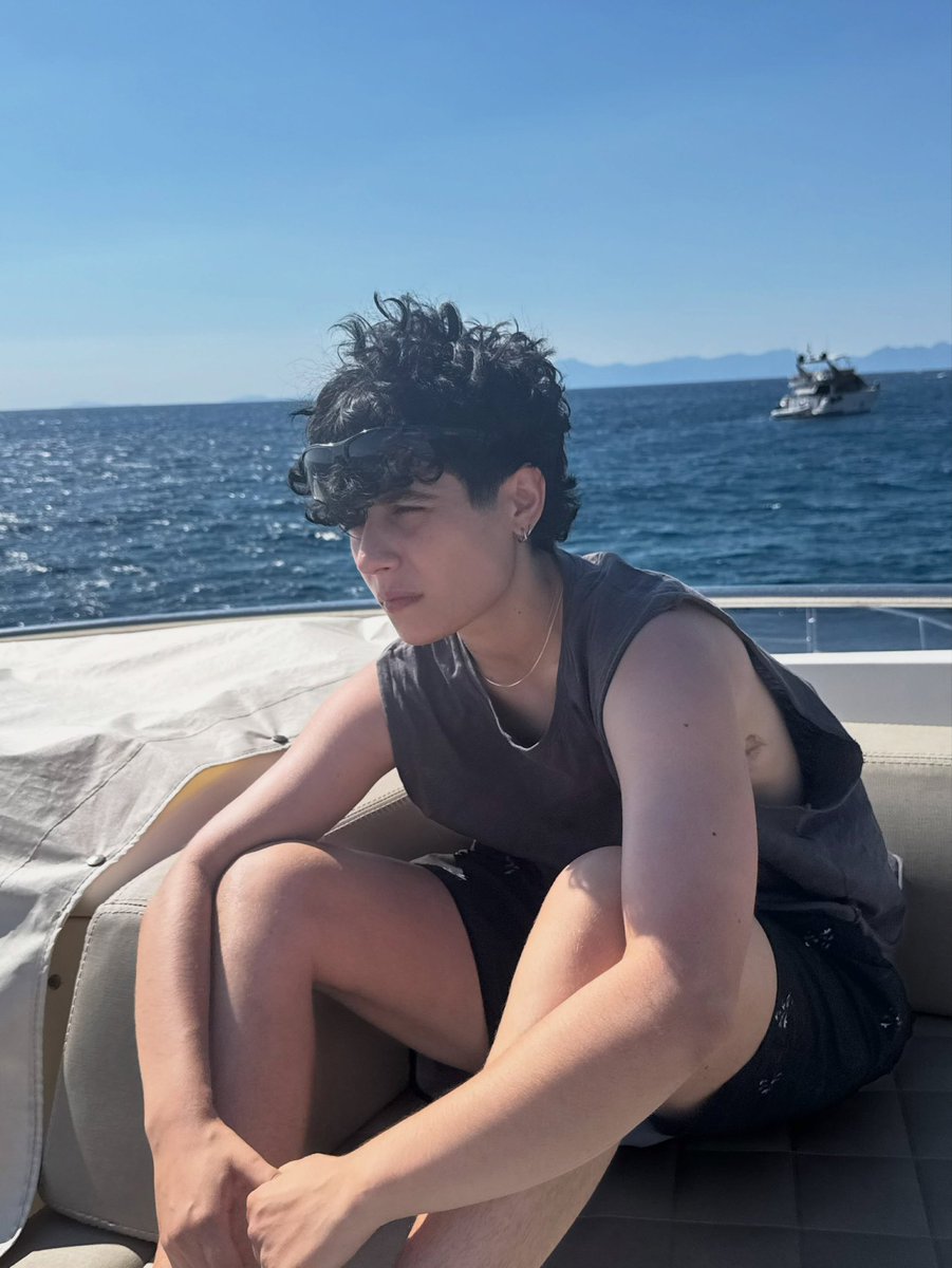 __emanux__'s tweet photo. Grazie per il coraggio che hai e per la persona che sei, nemmeno sai quanto tu sia esempio e forza per tante persone
in questo caso però passa in secondo piano,meriti tutta la felicità e la libertà possibile, goditi la tua prima di tante estati, noi ti teniamo la mano come sempre https://t.co/GNOlzNDivc