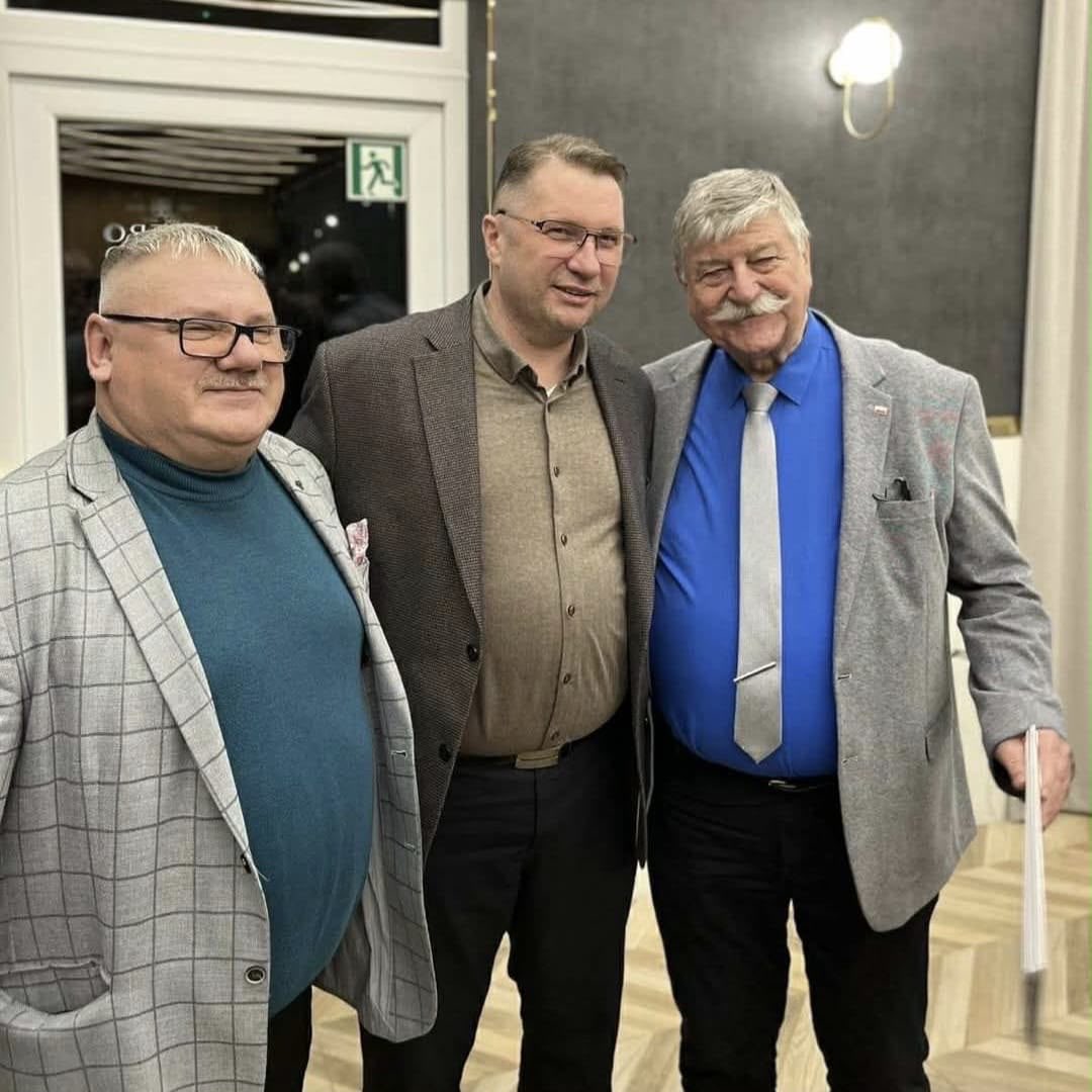 Arlukowicz's tweet photo. A tak wygląda definicja „szpitala, który umiera w ciszy”
Starosta Łaganowski od „chłopaków z Mogilna” to ten pan z prawej. Prawda panie pośle @CzarnekP ? https://t.co/dVasUIMtqj