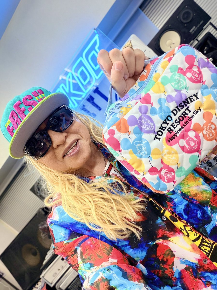 DJKOO_official's tweet photo. イェーイ！！娘からめっちゃ可愛いポーチもらった！！

先日、奥さまの誕生日でファンタジースプリングスへ行ったのですが、2日目は僕が仕事で最後までいれず1人て先に戻りました

そしたら娘が密かにお土産を買ってくれていて！！
福岡の鷹祭戻りで渡してくれました！
可愛すぎてめっちゃ元気出た！！

感謝しかな〜い DO DANCE！！
ありがとう

#ディズニー 
#ファンタジースプリングス 
#DJKOO