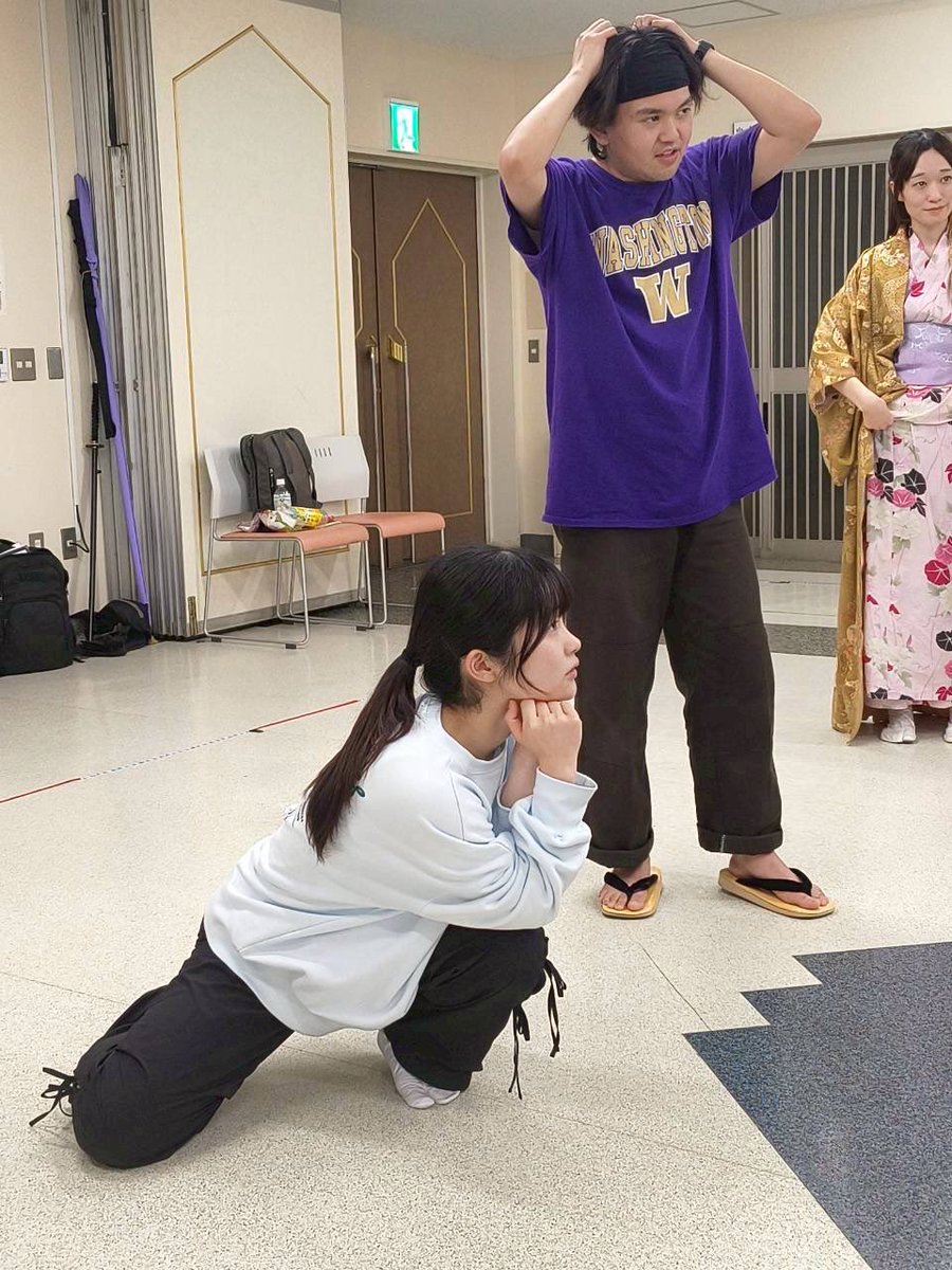 yui_8464's tweet photo. #AYS大神
今日は久しぶりのお稽古でした〜！！
すごい体勢でディレクション聞いてるのと⬅️
はしゃいでるの（ダンスの振付）➡️

こんなところ撮られてた！📸 https://t.co/he504R8Rer