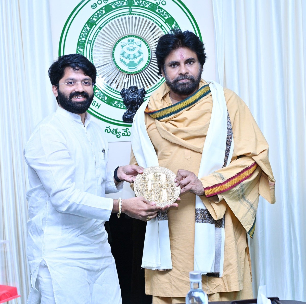 JanaSenaParty's tweet photo. జనసేనలో చేరిన శ్రీ గుడిపాటి సీతారామ్

విజయవాడ నగరానికి చెందిన బ్యాడ్మింటన్ క్రీడాకారుడు, వ్యాపారవేత్త శ్రీ గుడిపాటి సీతారామ్ జనసేన పార్టీలో చేరారు. మంగళవారం సాయంత్రం మంగళగిరిలోని పార్టీ కేంద్ర కార్యాలయంలో పార్టీ అధ్యక్షులు, ఉప ముఖ్యమంత్రి శ్రీ @PawanKalyan గారిని శ్రీ సీతారామ్ కలసి పార్టీలో చేరుతానని కోరారు. శ్రీ పవన్ కళ్యాణ్ గారు సాదరంగా ఆహ్వానించారు. ఈ సమావేశంలో శ్రీ సీతారామ్ సతీమణి, యువ గాయని శ్రీమతి శ్రీలలిత పాల్గొన్నారు. ‘నేషన్ ఫస్ట్ అనే దృక్పథం కలిగిన శ్రీ పవన్ కళ్యాణ్ గారి నాయకత్వంలో అడుగులు వేయాలనే ఉద్దేశంతో జనసేనలో చేరాను. పార్టీ సిద్ధాంతాలకు, శ్రీ పవన్ కళ్యాణ్ గారి ఆశయాలకు అనుగుణంగా పని చేస్తాను’ అని ఆయన చెప్పారు.