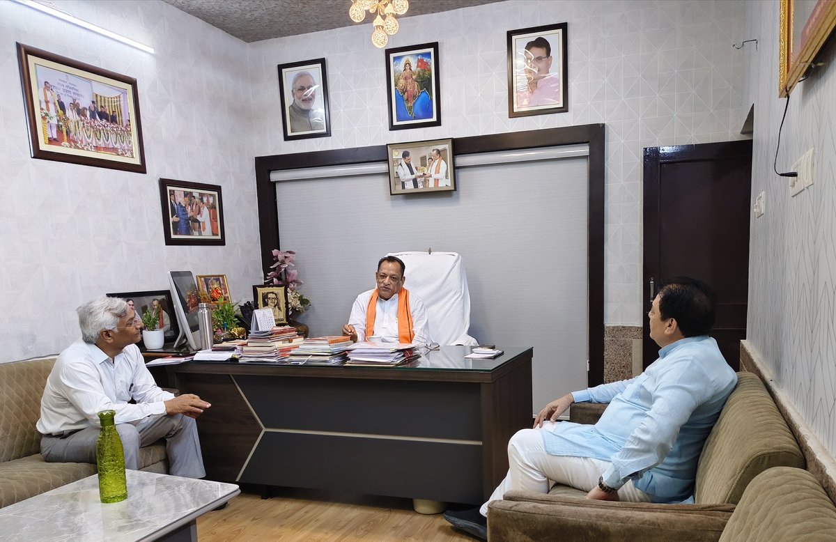BLBhati68's tweet photo. जनसेवा के क्रम में...

 श्री जोरारामजी कुमावत, 
माननीय मंत्री, पशुपालन डेयरी गोपालन एवं देवस्थान विभाग से 
उनके #सिविल_लाइन्स जयपुर स्थित आवास पर जनहित के महत्वपूर्ण विषयों को लेकर मुलाकात की।

#जनता_की_आवाज #PublicLeader  
@BhajanlalBjp
@CMORajsthan
@RajGovOfficial 
@JoraramKumawat
@BJP4Rajasthan
#jaipur #Rajasthan
#NewsUpdate
