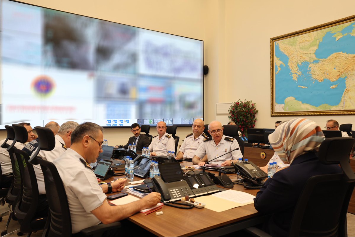 kubrayigitbasi's tweet photo. Jandarma Genel Komutanlığı Harekât Merkezinde, Jandarma Genel Komutanımız Orgeneral Ali ÇARDAKCI ve Asayiş Başkanlığımızın komutanlarının katılımıyla ülkemiz genelinde yürütülen çalışmalara ilişkin değerlendirme toplantımızı gerçekleştirdik.

Toplantıda; ülkemiz genelindeki güvenlik ve asayiş durumu, devam eden operasyonel faaliyetler ile NATO Zirvesi’ne yönelik sahadaki çalışmalar kapsamlı şekilde değerlendirildi.

Milletimizin huzur ve güvenliği için 7/24 fedakârca görev yapan Jandarma Teşkilatımıza ve Bakanlığımızın tüm birimlerinde özveriyle görev yapan personelimize çalışmalarında kolaylıklar diliyorum. 🇹🇷