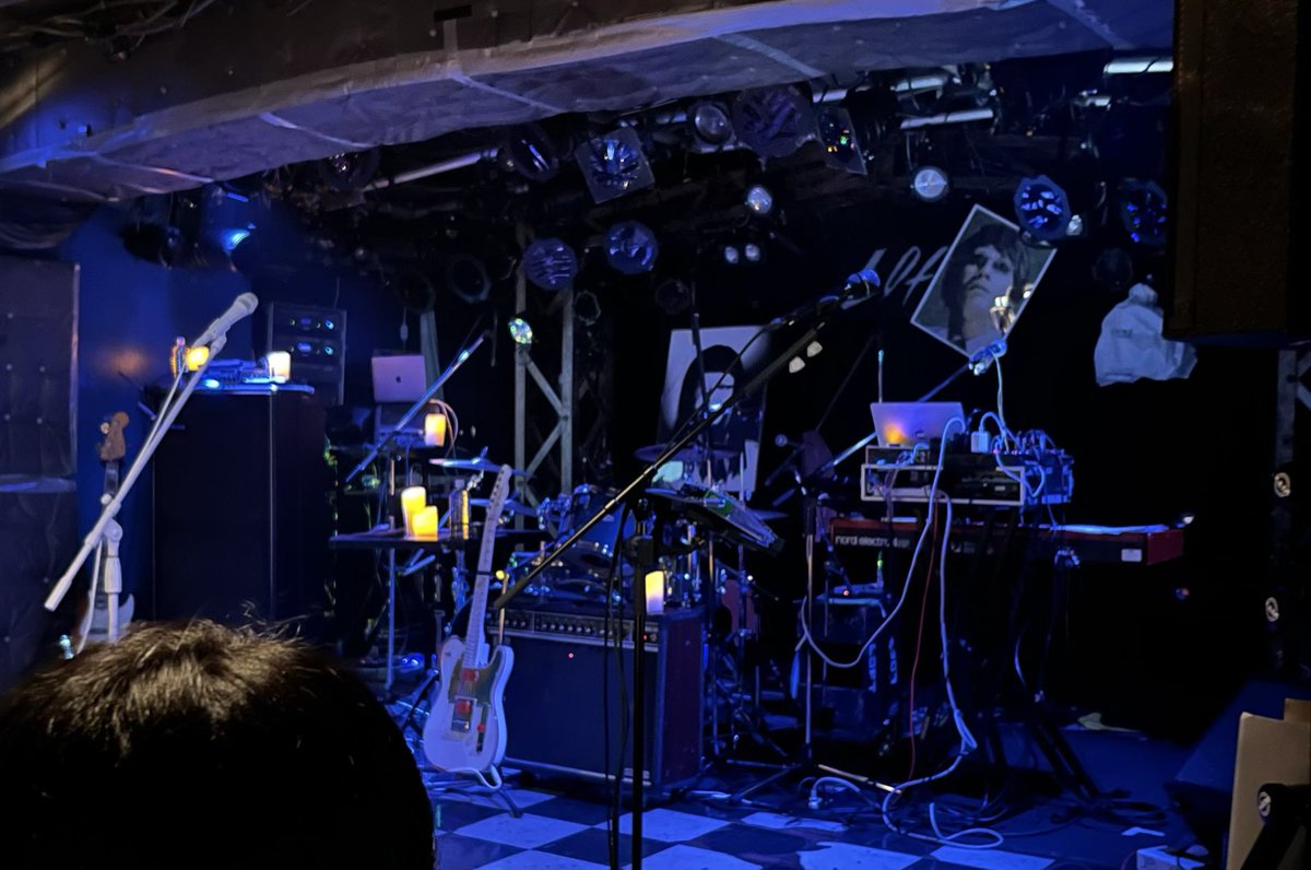 jfb5pla31's tweet photo. 正さんと青さんの肖像写真に見守られるシン・三毛猫。
（ソロは人がいなければ撮影ok◎） https://t.co/5IcO0iawye