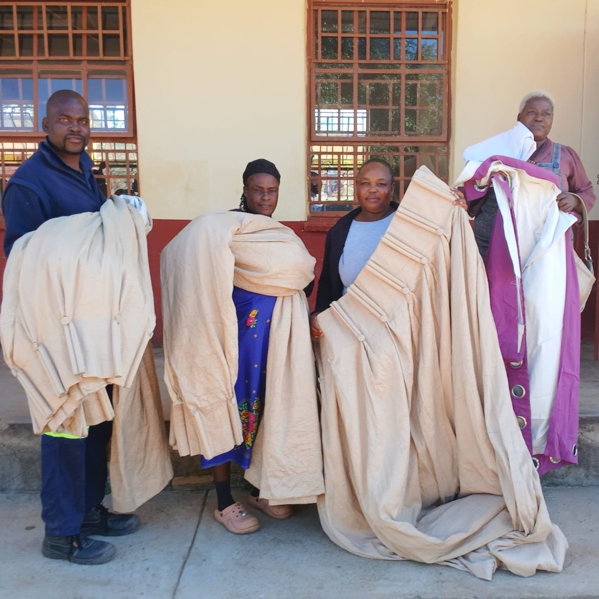 RADAhealing's tweet photo. Every smile tells a story. 💙

The RADA team distributed much needed donations to the children of Manyeleti Primary School and Early Bee Day Care Centre in Mpumalanga. Both are RADA adopted projects.

Thank you to everyone who continues to make our community work possible.
 
Together, we are changing lives.

#donations #kindness #toughtimes #RADACare