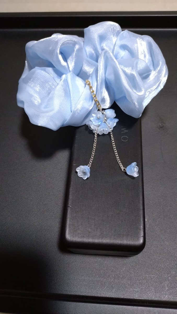 zero_holic's tweet photo. 自分的長義概念カラーのシュシュをダイソーで見つけたので、同じく概念カラーなダイソーかんざしの飾りを付け替え。
思った以上に可愛くなったかも(⁠*⁠´⁠ω⁠｀⁠*⁠) https://t.co/YAHW6rs2NA