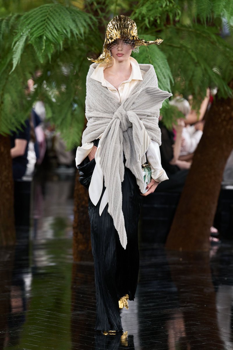 jacquemusx's tweet photo. I can’t believe Jonathan Anderson is still relatively new to Couture. He does it effortlessly. https://t.co/df1nETd49o