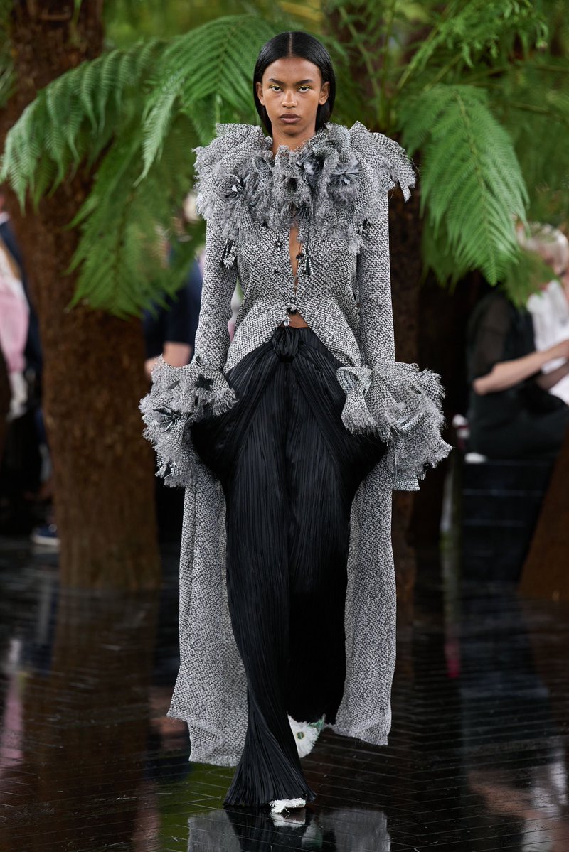 jacquemusx's tweet photo. I can’t believe Jonathan Anderson is still relatively new to Couture. He does it effortlessly. https://t.co/df1nETd49o