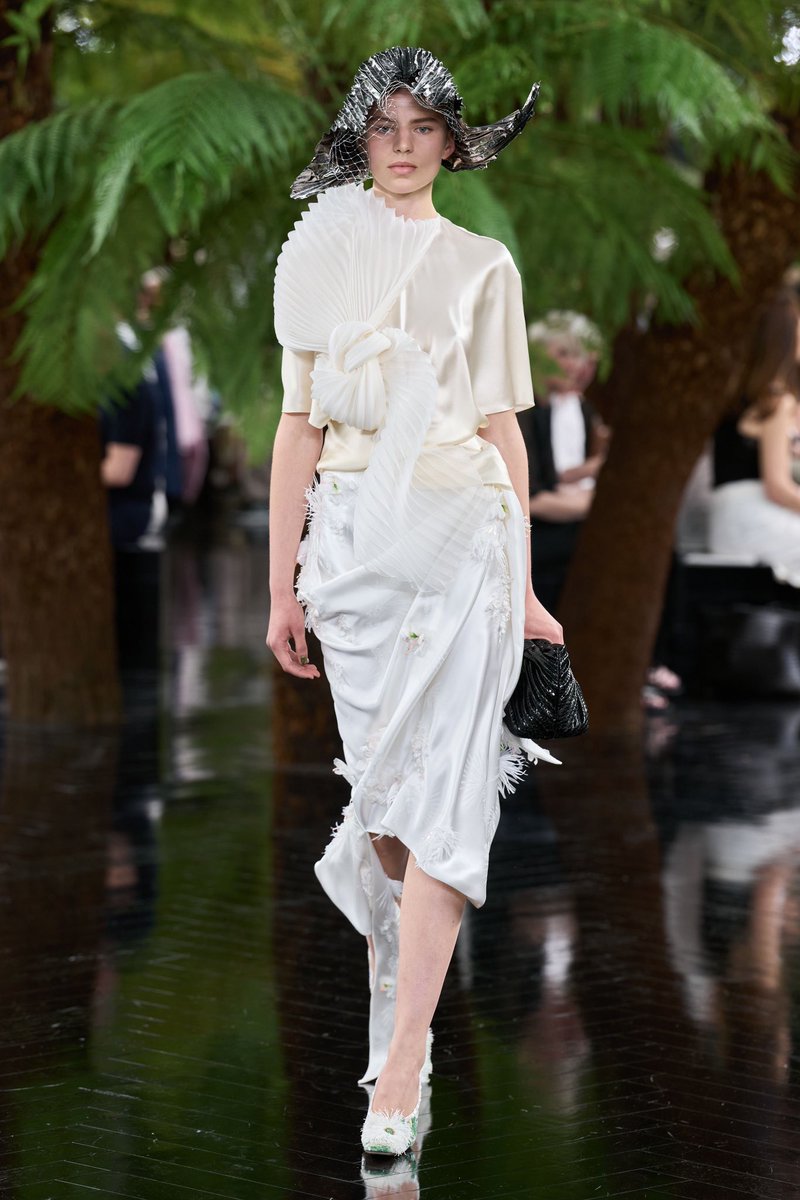 jacquemusx's tweet photo. I can’t believe Jonathan Anderson is still relatively new to Couture. He does it effortlessly. https://t.co/df1nETd49o