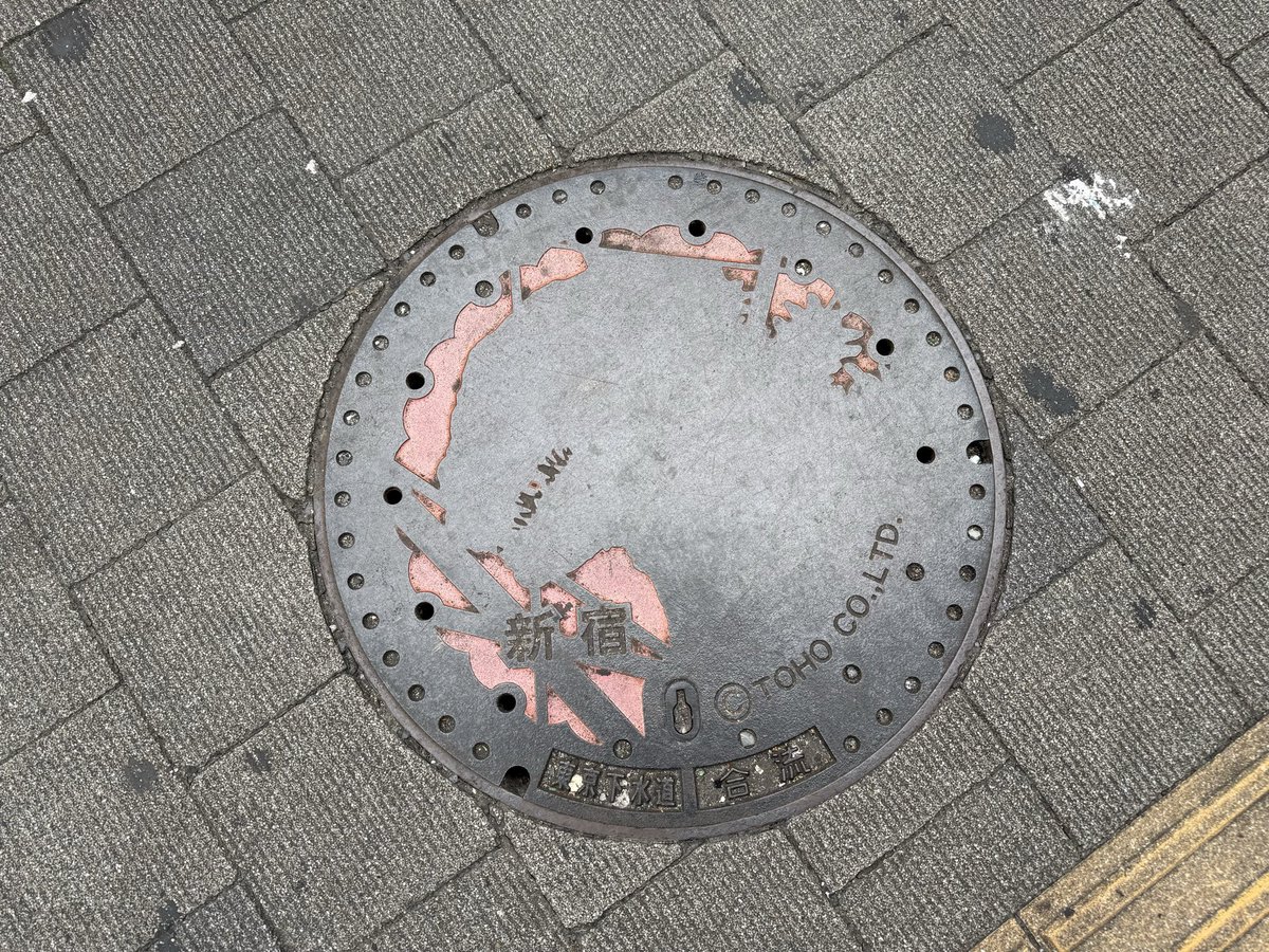 3bbaku's tweet photo. 久しぶりに歌舞伎町へ行ったので、シン・ゴジラのマンホールを📷撮ろうと思ったらマンホールから脱走して上空に居た🤣 https://t.co/lIRKCeBd1z