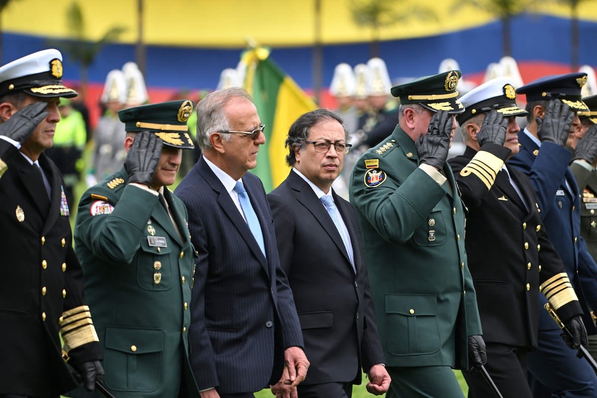 HipotesisPoder's tweet photo. AUTOGOLPE DE ESTADO EN COLOMBIA:

Gustavo Petro, presidente saliente de Colombia ordena sus ministros no reconocer a Abelardo de la Espriella como próximo presidente de Colombia y anuncia que ha ordenado parar el proceso de transición presidencial. 

El presidente Petro dice solo reconocer a su candidato que perdió las elecciones como próximo presidente de Colombia, también Petro despidió al Ministrio de Justicia quien negó estar de acuerdo con desobediencia civil.

El excandidato presidencial Iván Cepeda quien perdió las elecciones anunciaría hoy sus “ministros” que serían reconocidos únicamente por el gobierno saliente.