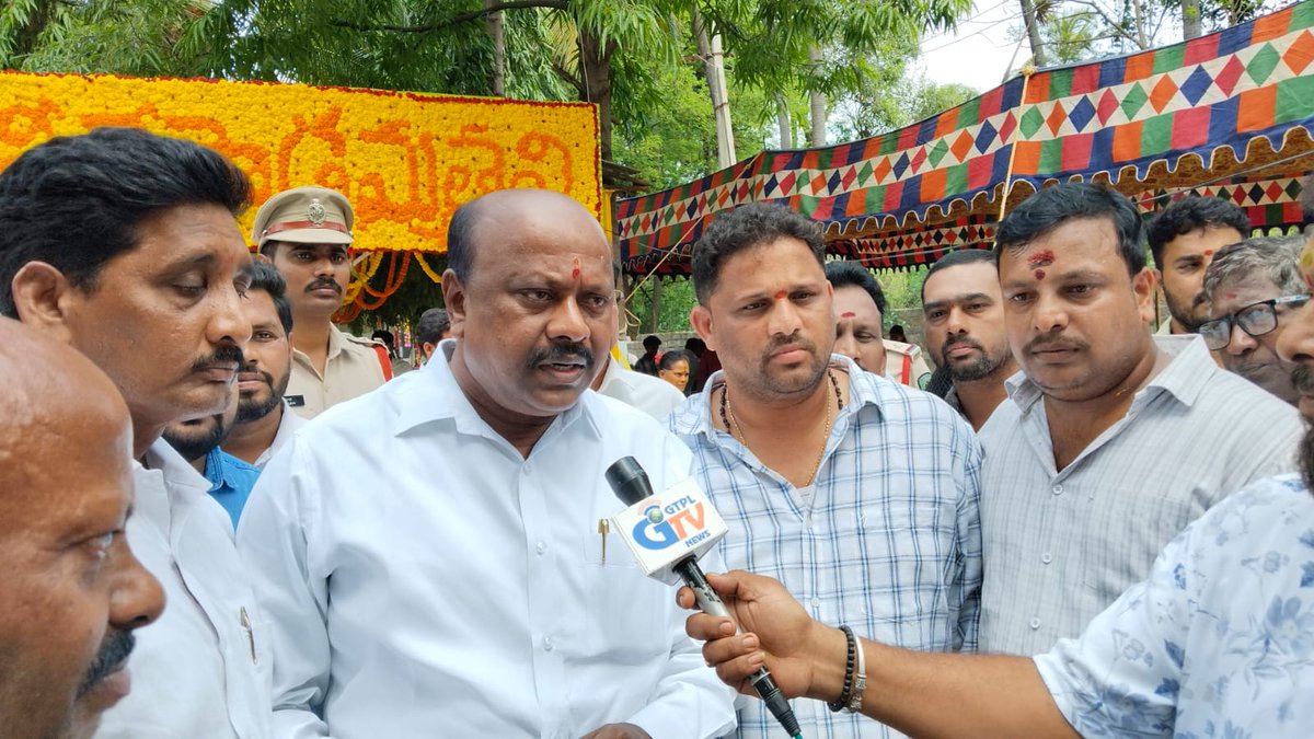 PRameshbabuMLA's tweet photo. ఈ రోజు అనగా 07.07.2026, మంగళవారం పెందుర్తి నియోజకవర్గం 95వ వార్డు పొర్లిపాలెం గ్రామ దేవత శ్రీశ్రీశ్రీ వేపడమ్మ తల్లి అమ్మవారి పండుగ మహోత్సవ కార్యక్రమం పాల్గొని అమ్మవారిని దర్శించుకుని, అమ్మవారి తీర్ధ ప్రసాదాలు స్వీకరించడమైనది. @JanaSenaParty @JSPShatagniTeam #visakhapatnam #gvmc https://t.co/iTMNTsU6jL