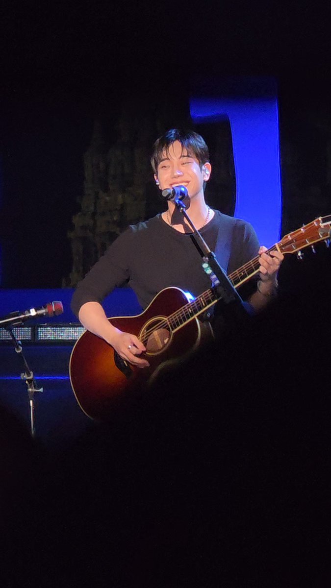 yeolloey's tweet photo. Untuk dojoon (pacar aku di the rose wkwkwk 😗) VALID BANGET KAK YANG KAMU CERITAKAN. Aku liat konser the rose dari era heal sampai pjf ini, dojoon emang anytime anywhere senyum selalu ke penonton. Orang jawa bilangnya sumeh. Mana dia kalau senyum bener bener manis bgt 🥰 https://t.co/EQD7AgNusl