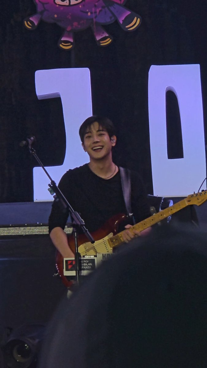 yeolloey's tweet photo. Untuk dojoon (pacar aku di the rose wkwkwk 😗) VALID BANGET KAK YANG KAMU CERITAKAN. Aku liat konser the rose dari era heal sampai pjf ini, dojoon emang anytime anywhere senyum selalu ke penonton. Orang jawa bilangnya sumeh. Mana dia kalau senyum bener bener manis bgt 🥰 https://t.co/EQD7AgNusl