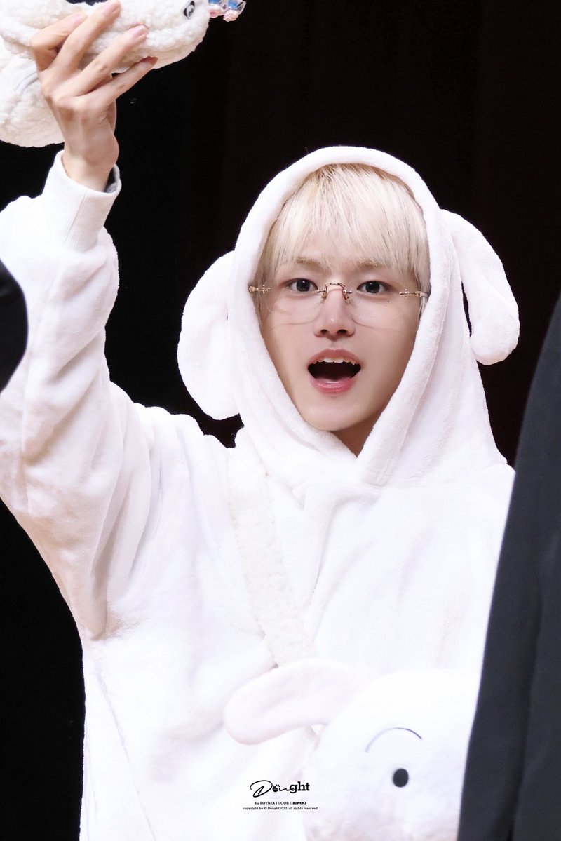 hyukkeiz's tweet photo. oh my god he’s actually going to be consumed https://t.co/3qn4yp2zZo