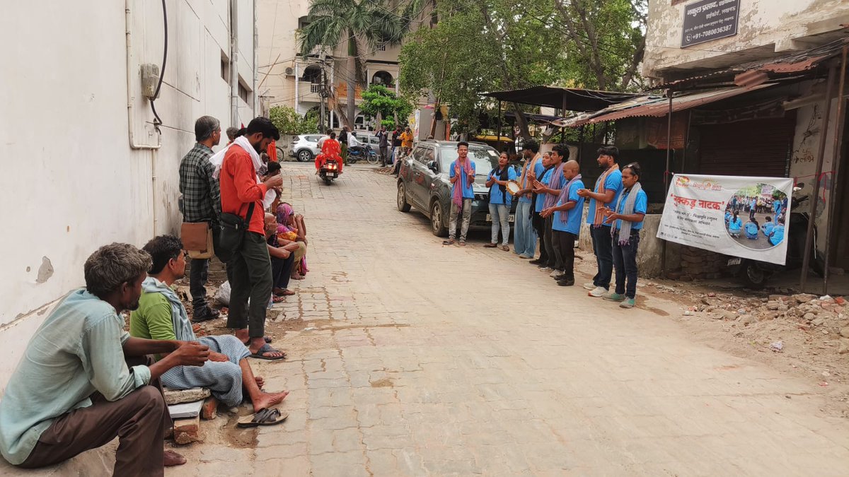 Badlavindia_org's tweet photo. Every outstretched hand has a story. On Day 14 of #SarthakPart3, Team Badlav performed a street play at Hanuman Setu Temple, inspiring hope beyond alms-through rehabilitation, dignity, and opportunity. Together, compassion can create lasting change. #BeggaryEradication #Lucknow https://t.co/pxuQMYy3Rj