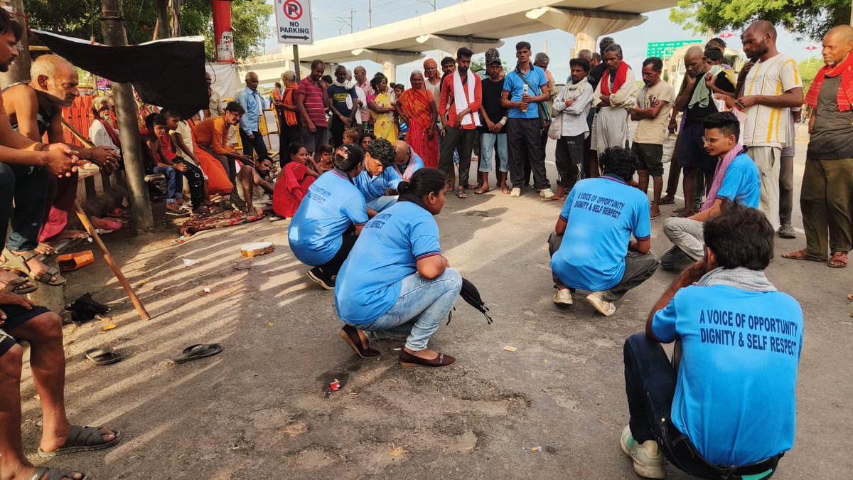 Badlavindia_org's tweet photo. Every outstretched hand has a story. On Day 14 of #SarthakPart3, Team Badlav performed a street play at Hanuman Setu Temple, inspiring hope beyond alms-through rehabilitation, dignity, and opportunity. Together, compassion can create lasting change. #BeggaryEradication #Lucknow https://t.co/pxuQMYy3Rj