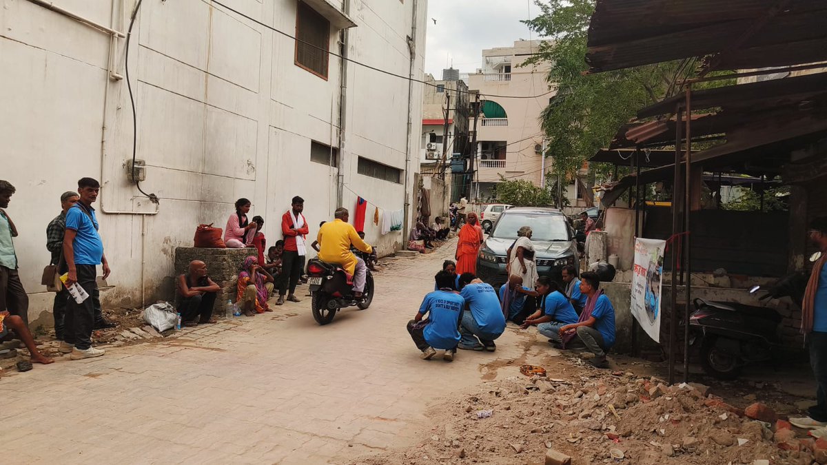 Badlavindia_org's tweet photo. Every outstretched hand has a story. On Day 14 of #SarthakPart3, Team Badlav performed a street play at Hanuman Setu Temple, inspiring hope beyond alms-through rehabilitation, dignity, and opportunity. Together, compassion can create lasting change. #BeggaryEradication #Lucknow https://t.co/pxuQMYy3Rj