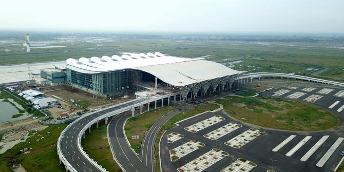 SaveTheAviation's tweet photo. 🇮🇩  Indonesia is talking about building 39 new airports.

The real question isn't "Why?"
It's "Who benefits?"
Indonesia already has 257 airports, yet many struggle to attract airlines and passengers. 

Please Follow for Details >> https://t.co/flHvHoelAV https://t.co/xxpu8fgstq https://t.co/kN2xkYZeHU