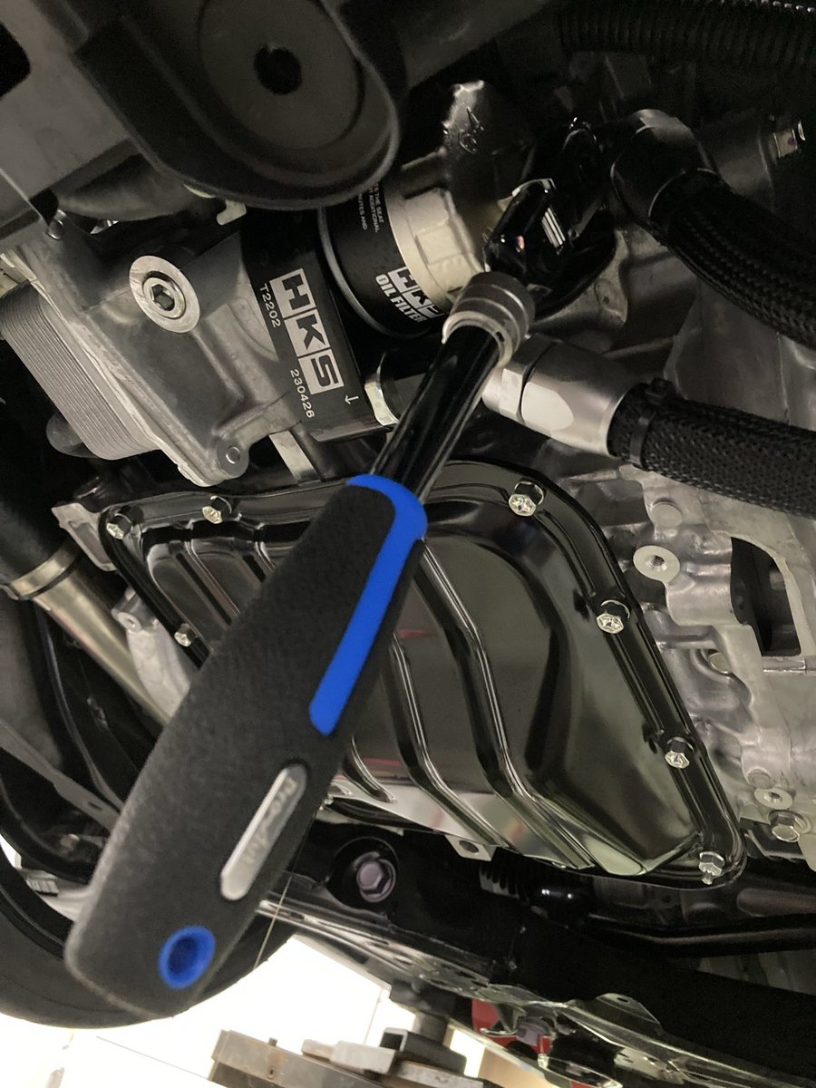 EtsuS2's tweet photo. ヤリスのオイル交換🔧

色々と狭くてスナップオンのラチェットが入らなかったのですが…

スエカゲラチェット1本で
全ての問題が解決した😆‼️

コスパ最強だろうな✨🔧 https://t.co/fSeLlu4efE