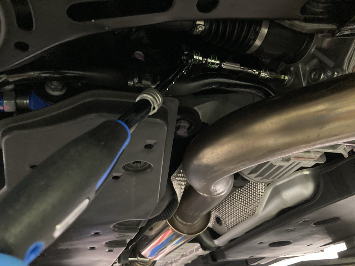 EtsuS2's tweet photo. ヤリスのオイル交換🔧

色々と狭くてスナップオンのラチェットが入らなかったのですが…

スエカゲラチェット1本で
全ての問題が解決した😆‼️

コスパ最強だろうな✨🔧 https://t.co/fSeLlu4efE