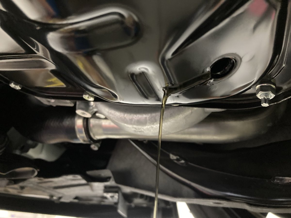 EtsuS2's tweet photo. ヤリスのオイル交換🔧

色々と狭くてスナップオンのラチェットが入らなかったのですが…

スエカゲラチェット1本で
全ての問題が解決した😆‼️

コスパ最強だろうな✨🔧 https://t.co/fSeLlu4efE