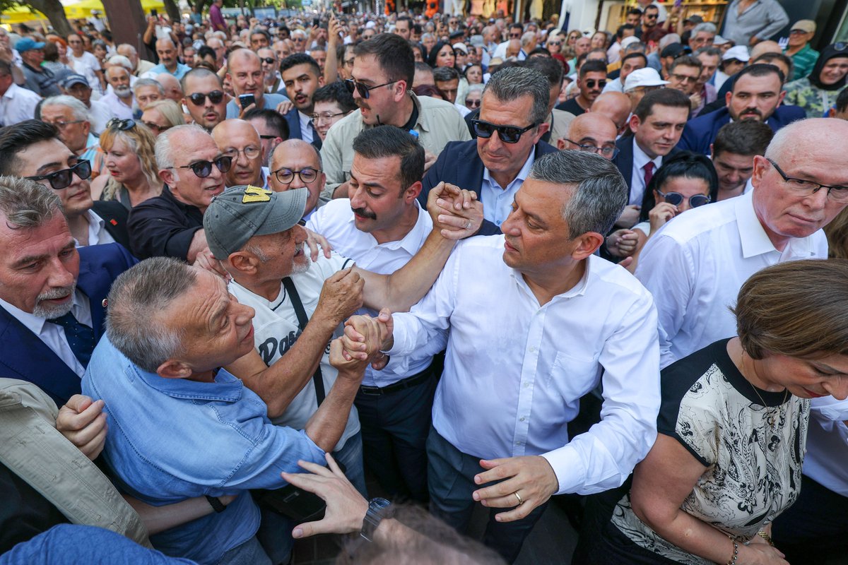 OzgurOzel_Foto's tweet photo. Cumhuriyet Halk Partisi lideri Özgür Özel, Eskişehir’de Grup Toplantısının ardından vatandaşlarla birlikte Atatürk Kültür, Sanat ve Kongre Merkezi’nden Hamamyolu Caddesi’ne kadar birlikte yürüdü. Yürüyüşün ardından CHP lideri Özel, cadde üzerinde Eskişehirli vatandaşlara hitap etti.