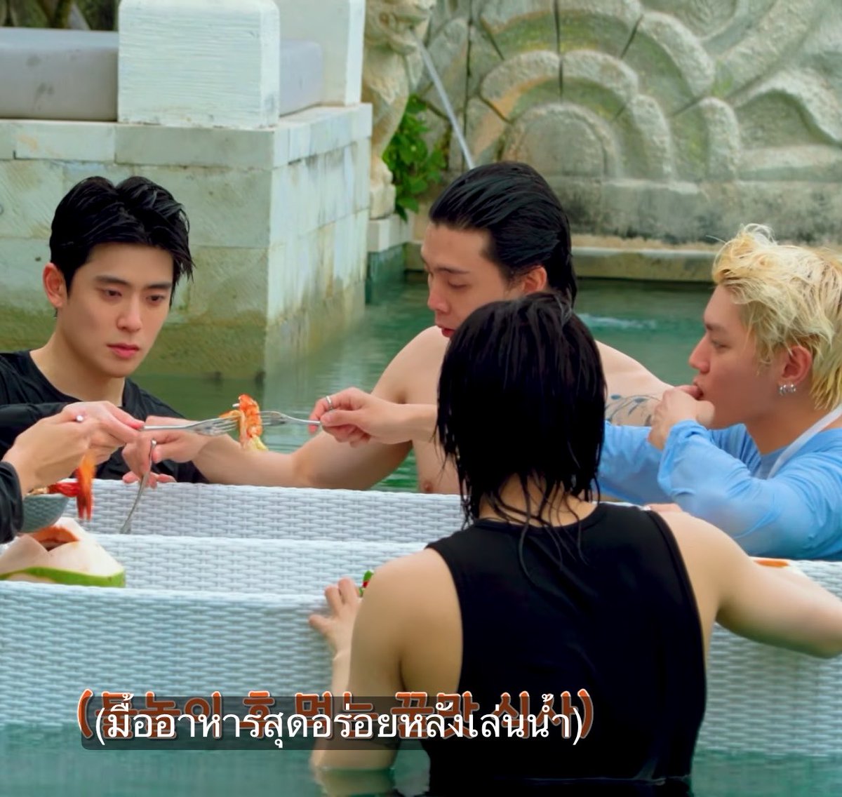 jhhuajaityeiei's tweet photo. โดนเขาโกงตอนเล่นเกมทำไมไม่จำ ยังเอากุ้งไปแตะกะเขาก่อนเอาเข้าปากอีก!!!?

#เคะยอมคน https://t.co/87dUDt8KzS