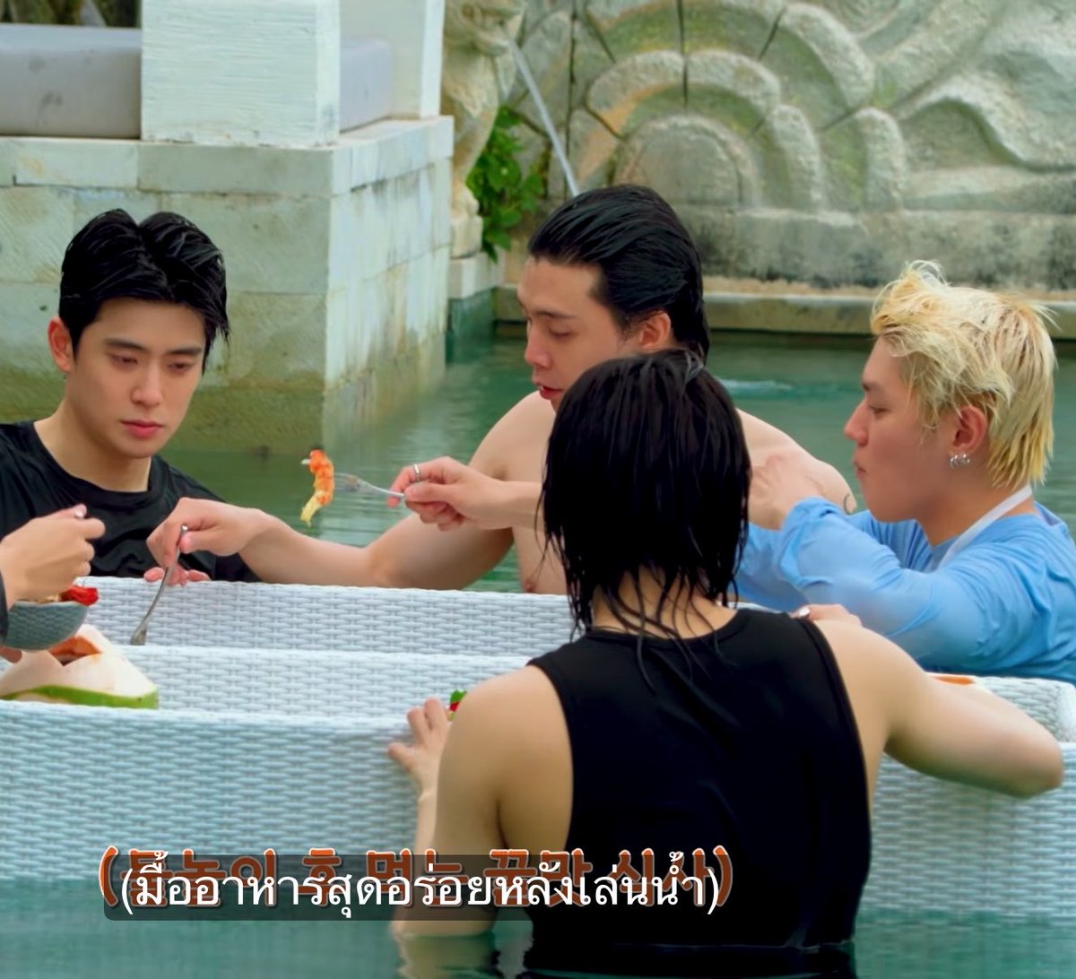 jhhuajaityeiei's tweet photo. โดนเขาโกงตอนเล่นเกมทำไมไม่จำ ยังเอากุ้งไปแตะกะเขาก่อนเอาเข้าปากอีก!!!?

#เคะยอมคน https://t.co/87dUDt8KzS