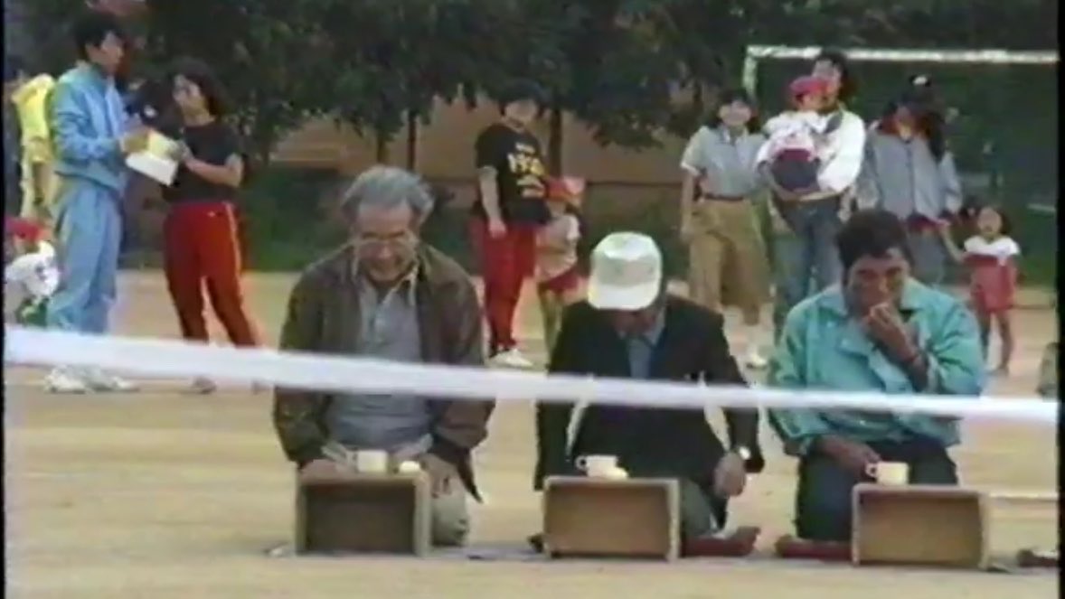 Hmaru_ru's tweet photo. 約40年前に撮影されたホームビデオにあった私の保育園の運動会、亡き祖父は高齢者同士でおはぎの早食い競争をさせられたり、父はくじ引きでマッチングした他所の奥さんを背負って走らされるなど、現代ではおよそ考えられないような種目の連続で笑った https://t.co/fYkYoGuIGU