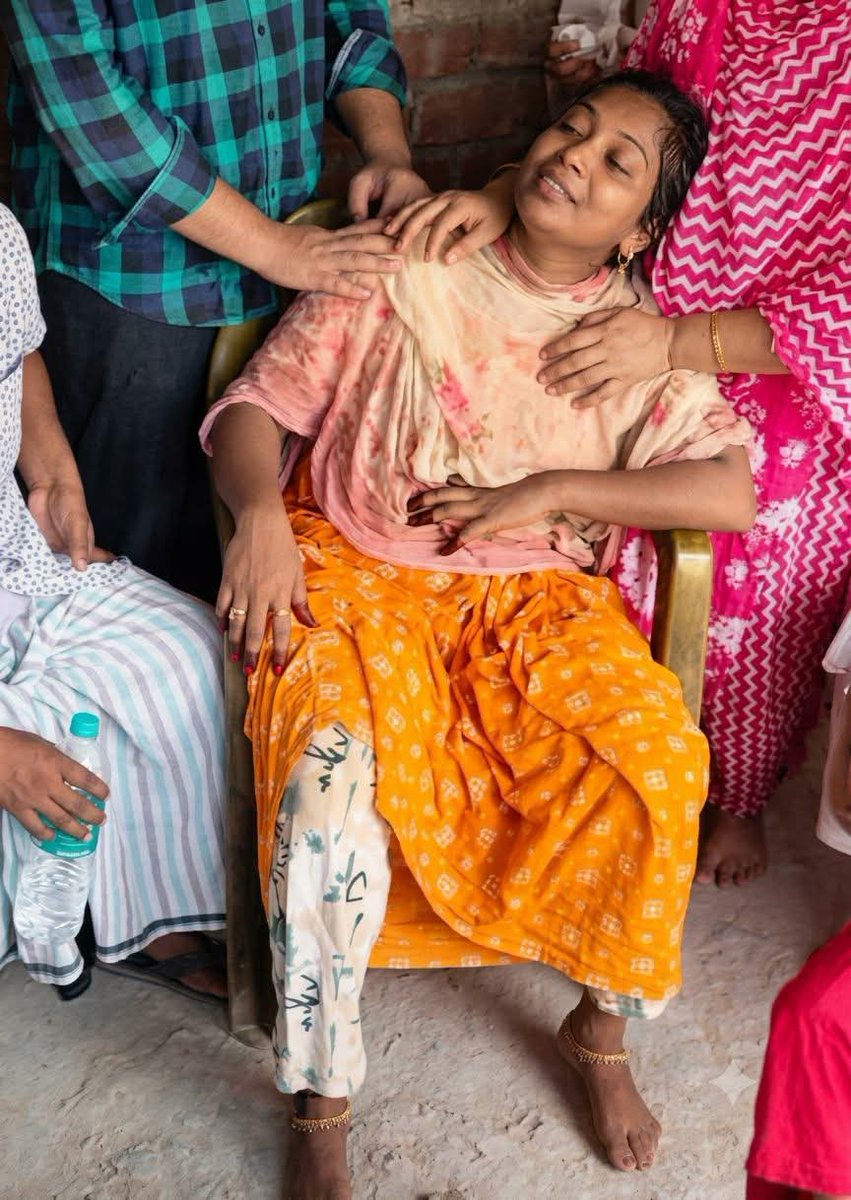 jamil2832's tweet photo. आप लोग कहते हैं कि मेरे 6 बॉयफ्रेंड हैं, मुझे तो खुद याद नहीं कि इन 13 सालों में कितने लड़कों के साथ मैं संबंध बना चुकी हूं।

मै कितने मर्दों के साथ सो चुकी हूं मुझे खुद याद नहीं, और जहां तक पति रिजवान की बात है तो शादी के बाद वह मेरे साथ 13 दिन भी नहीं था।

मुझे गांव में अकेला छोड़कर कुवैत चला गया। उसके बाद कभी उसके दोस्त, कभी पहचान वाले, तो कभी दूसरे लोग से संबंध बनाती रही।

शुरू शुरू में तो लोक-लाज के डर से सब कुछ सह रही थी। लेकिन वक्त के साथ हालात ऐसे बदलते गए कि मुझे गैर मर्दों की आदत सी हो गई।

इस बार पति रिजवान  विदेश नहीं गया और घर में ही रहने लगा,उन्हें शक़ होने लगा और धीरे धीरे राज खुलने लगा, मैंने बॉयफ्रेंड अनवर के साथ मिलकर उसे रास्ते से हटाने की प्लानिंग 

ये उन्हीं महिला का बयान है जो अपने पति की मृत्यु पर सबसे ज्यादा मातम मना रही थी 1/2