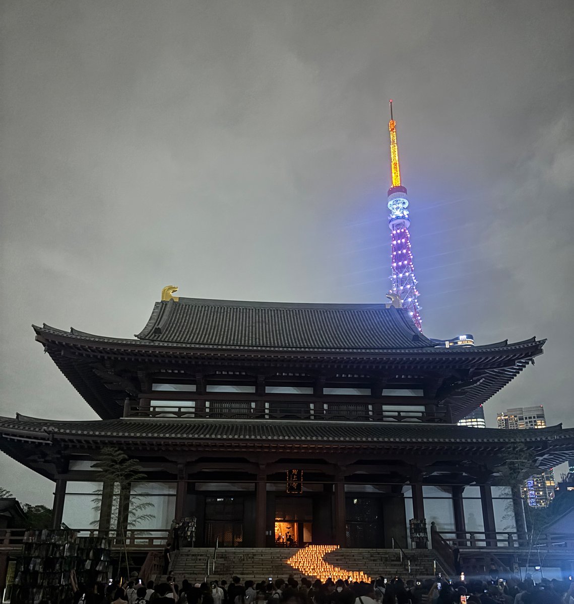 tsukiuta1's tweet photo. 海「・・・」
隼「おやおや今年もMonochrome skyだねぇ」
海「ま、こういうのは気分だからな。そりゃちょっとは残念だが、とりあえず帰るぞ～」

隼「…などと強がるロマンチストな相棒が喜びそうな素敵スポットはないかな？たすけて、はづきよ～～～～う」

📱｛陽「いきなり電話かけてきて人をすこしふしぎな道具で助けてくれるロボットみたいに呼ぶな。どっちかというとお前の方がその役回りだろ！」

隼「え、そう？それじゃあちょちょいのちょいと不思議な力を使わせてもらおうかな？よーし張り切っちゃうぞ～☆」
陽「あータイムタイム。悪い、やっぱ今の無し。あ～七夕っぽさを味わえるスポットを教えりゃいいんだな」
隼「うん！」
陽「お前ら今日はあの辺で収録だったよな。そしたらちょっと歩くけど～…」

―　ー　ー　ー　ー

隼「というわけでやってきました～！」
海「おー、これはまた見事な地上の天の川だな！」
隼「後ろの東京タワーくんも輝いてまるで天に向かって伸びてるみたいだね」
海「本当だな」
隼「ふふ。僕はこの辺を見ているから海は少し近くで見てきたら？」
海「ああ、そうさせてもらうな」
隼「ごゆっくり♪」
海「隼、連れてきてくれてありがとうな！」
隼「帰ったら陽に御礼を言わなきゃね」

🎋皆さんの願いごとが天に届きますように☆彡