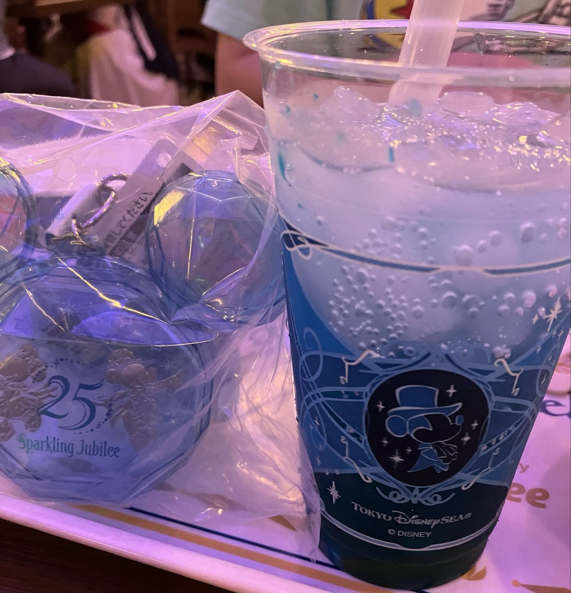 chaanyaambida's tweet photo. ディズニーいくたびきりんがちもにお土産買わないと…ってウキウキしてて完全に親戚のおじさん👍何がいいかわからなくて結局私が選ぶのもおじさん👍 https://t.co/8chBYRjPln