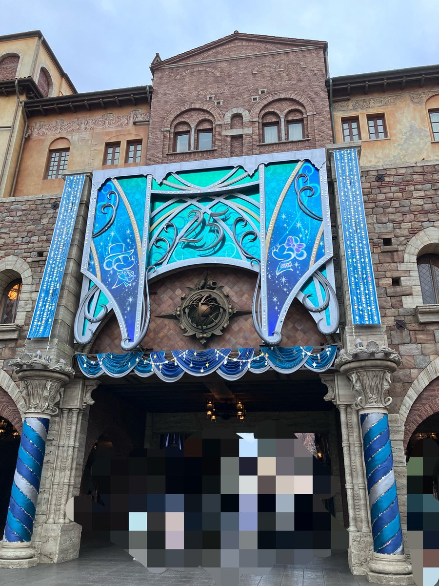 chaanyaambida's tweet photo. ディズニーいくたびきりんがちもにお土産買わないと…ってウキウキしてて完全に親戚のおじさん👍何がいいかわからなくて結局私が選ぶのもおじさん👍 https://t.co/8chBYRjPln