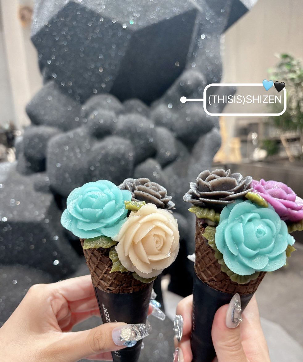 rnxis0's tweet photo. 📍𝑇ℎ𝑖𝑠𝑖𝑠 𝑆ℎ𝑖𝑧𝑒𝑛(烏丸御池)

京都のアイスブーケカフェ🥀⟡꙳
色も沢山選べて可愛いし、夏はバラ以外にも紫陽花とかあってめっちゃ迷った❕ https://t.co/N8yC4Y2RjO