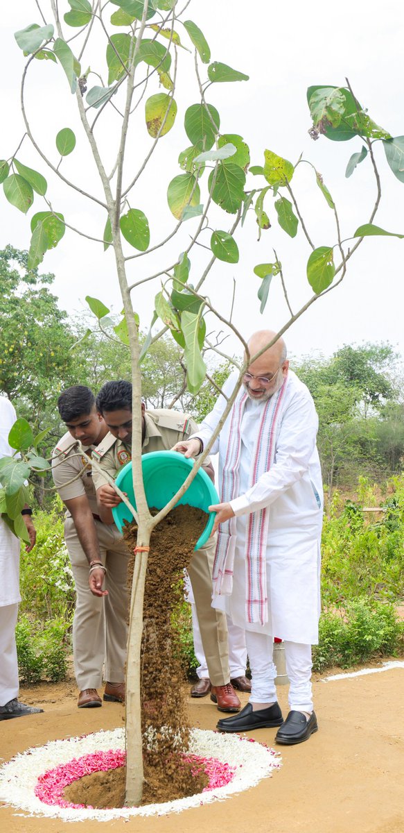 SSB_INDIA's tweet photo. 🌱 ‘एक पेड़ माँ के नाम’ अभियान 🌱

माननीय केंद्रीय गृह एवं सहकारिता मंत्री श्री अमित शाह जी द्वारा दिल्ली में ‘मिशन 70 लाख पौधारोपण अभियान’ का शुभारंभ किया गया।

इसी क्रम में सशस्त्र सीमा बल (#SSB) द्वारा दिल्ली के विभिन्न स्थानों पर वृक्षारोपण अभियान आयोजित कर 1000 पौधे लगाए गए, जिसमें बल के महानिदेशक श्री संजय सिंघल, वरिष्ठ अधिकारियों, अधीनस्थ अधिकारियों एवं जवानों ने पौधारोपण कर पर्यावरण संरक्षण एवं हरित भारत के निर्माण के प्रति अपनी प्रतिबद्धता दोहराई।

भारत-नेपाल एवं भारत-भूटान सीमाओं की सुरक्षा के साथ-साथ सशस्त्र सीमा बल पर्यावरण संरक्षण एवं सतत विकास के प्रति भी सदैव प्रतिबद्ध है।

🌿 ‘एक पेड़ माँ के नाम’ — प्रकृति संरक्षण और हरित भविष्य की दिशा में एक सार्थक पहल।

#EkPedMaaKeNaam #Plant4Mother #HaritBharat #EnvironmentalProtection 
#SSBIndia #SashastraSeemaBal

@HMOIndia @PIBHomeAffairs @PIB_India @moefcc