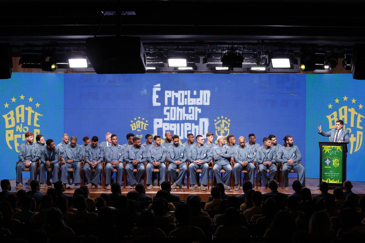 futebol_info's tweet photo. 🚨🇧🇷 Líderes da Seleção Brasileira fazem último pedido à CBF para a Copa do Mundo de 2030.

Os jogadores falaram ao presidente Samir Xaud e ao secretário geral e vice-presidente Gustavo Dias Henrique que a instabilidade dos últimos 5 anos, com duas mudanças de presidente e 5 treinadores diferentes, prejudicaram a preparação para a Copa de 2026.

Os líderes do elenco elogiaram o trabalho feito com Ancelotti e pediram que os próximos 4 anos tenham estabilidade e tranquilidade para a construção de um time em torno de Vini Jr e jogadores mais jovens como Endrick e Rayan.

A conversa foi bem recebida. Ancelotti permanecerá no cargo. O coordenador executivo Rodrigo Caetano e o coordenador técnico Juan também devem ficar.

A Copa de 2026 marcou a despedida de vários líderes, como Danilo, Casemiro e Neymar. Outros jogadores mais velhos como Alisson têm presença incerta para 2030.

🗞️ @UOL | @danilolavieri | @pedrolopesg | @PVC
📸 Rafael Ribeiro/CBF