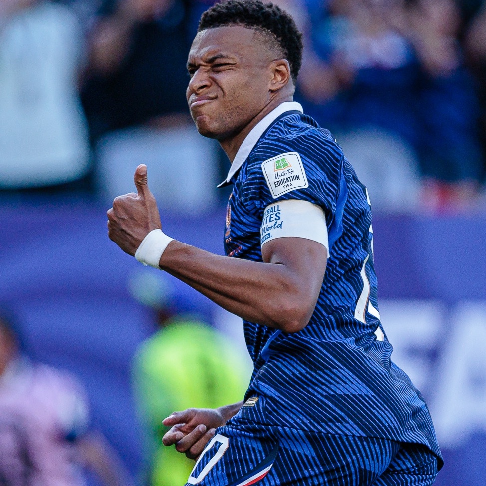 _BeFootball's tweet photo. 🗣️ Celesta Amarilla 🇵🇾 REMET ÇA APRÈS SES PROPOS RACISTES CONTRE KYLIAN MBAPPÉ !! 😳

« 𝗝𝗲 𝗹𝘂𝗶 𝗱𝗶𝗿𝗮𝗶𝘀 𝗱𝗲 𝘀𝗲 𝗺𝗲́𝗳𝗶𝗲𝗿 des Paraguayens, on a déjà mis Ronaldinho 🇧🇷 en prison pour corruption.

𝗡𝗲 𝗺𝗲 𝘀𝗼𝘂𝘀-𝗲𝘀𝘁𝗶𝗺𝗲 𝗽𝗮𝘀, je peux te poursuivre en justice»

(@rockandpop955)