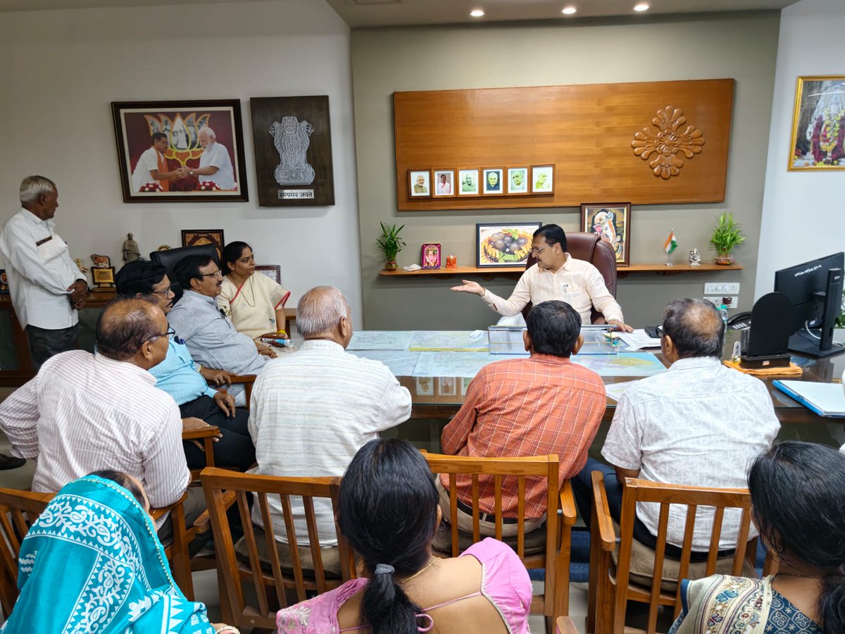 patelishwarsinh's tweet photo. “પ્રજાના વિશ્વાસને પરિણામમાં પરિવર્તિત કરવાનો સંકલ્પ”

સચિવાલયના સ્વર્ણિમ સંકુલ-2 સ્થિત કાર્યાલય ખાતે રાજ્યના વિવિધ વિસ્તારોમાંથી આવેલા અરજદારો અને શુભેચ્છકોની રજૂઆતો સાંભળી.પ્રજાના પ્રશ્નોનુ ઝડપી નિરાકરણ સુનિશ્ચિત થાય તે માટે સંબંધિત વિભાગોના અધિકારીઓને જરૂરી સૂચનાઓ આપવામાં આવી. https://t.co/luB0KWa2Ye