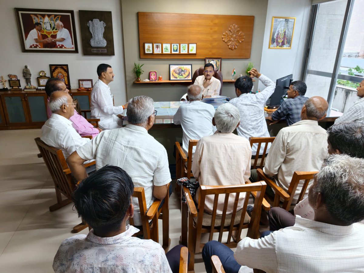 patelishwarsinh's tweet photo. “પ્રજાના વિશ્વાસને પરિણામમાં પરિવર્તિત કરવાનો સંકલ્પ”

સચિવાલયના સ્વર્ણિમ સંકુલ-2 સ્થિત કાર્યાલય ખાતે રાજ્યના વિવિધ વિસ્તારોમાંથી આવેલા અરજદારો અને શુભેચ્છકોની રજૂઆતો સાંભળી.પ્રજાના પ્રશ્નોનુ ઝડપી નિરાકરણ સુનિશ્ચિત થાય તે માટે સંબંધિત વિભાગોના અધિકારીઓને જરૂરી સૂચનાઓ આપવામાં આવી. https://t.co/luB0KWa2Ye