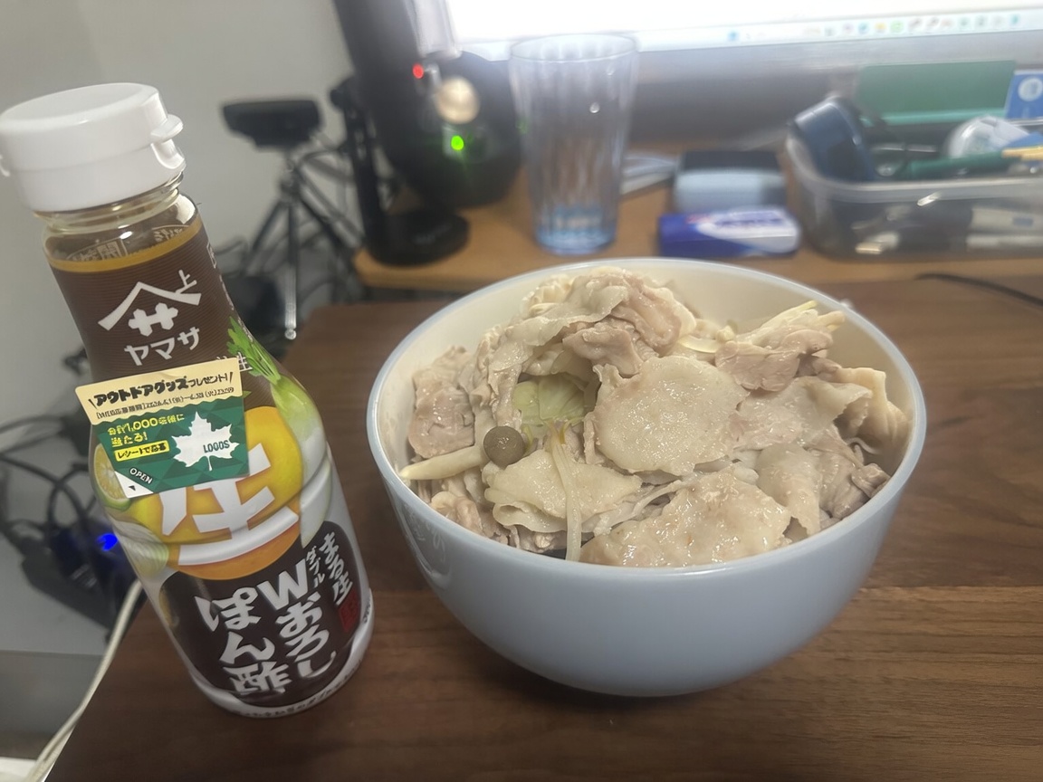 matsu__ra's tweet photo. 野菜ときのこと豚肉を電子レンジで蒸しただけなのに、このポン酢かけただけで美味しいの
ヤマサ様、神じゃない？ https://t.co/Ep1C1vEwNM
