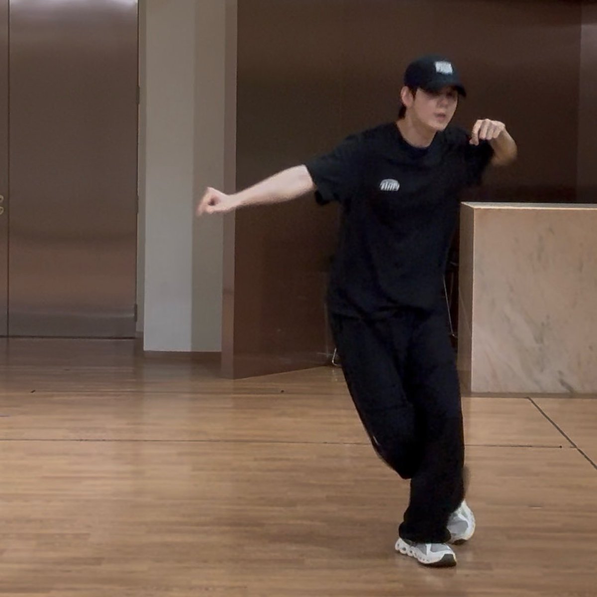 ongepics's tweet photo. [💌] 260707 10:13 PM KST 

✨ *photos*
✨ it's been a while since i've danced, so it's tough~~ 
✨ i finished all the recordings for the fan meeting
✨ now i'm practicing the choreography~
✨ what dance do you think i'm doing~~~~
✨ there's a hint in the photo https://t.co/QagXJLUUGj