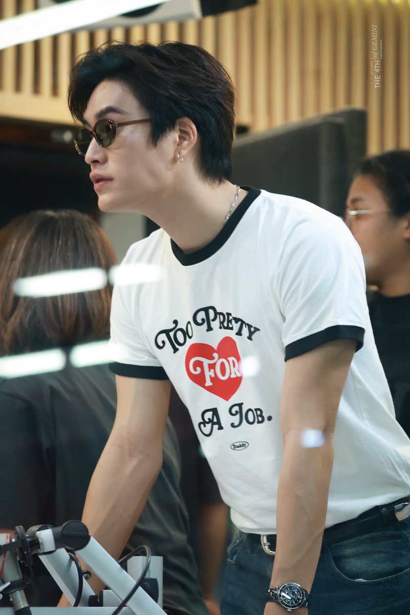 4thGemini_'s tweet photo. เขินอะไรก่อนดี ระหว่างเส้นเลือดที่แขนกับพี่เจมกัดกราม 😭 @gemini_ti 

GEMINI CONCERT PRESS TOUR
#Flex1045xGEMINIConcert
#Gemini_NT #เจมีไนน์
#GeminiConcertLive
#GeminiConcert https://t.co/niST7gwnpg