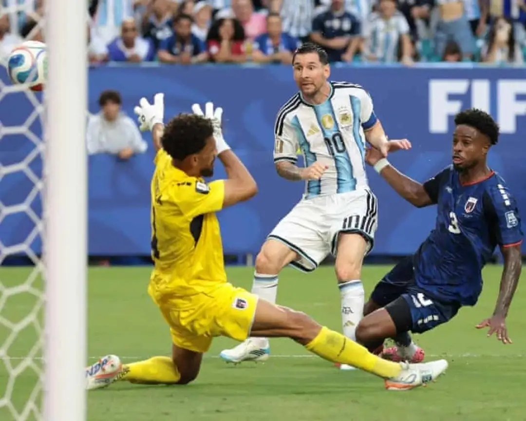 Murabyumva's tweet photo. Ninde uza kuba abyina bwa nyuma: Messi cg Salah

Inkuru y'uko biza kuba ari umukino wa nyuma ku munyabigwi w'umupira, ni yo nkuru nyamukuru y'igikombe cy'Isi 2026.

Neuer yaragiye, Modric arakurikira,  Sadio Mane, Riyad Mahrez, Neymar, Cristiano Ronaldo, ubu hatahiwe nde? https://t.co/2fnv6T6Krg